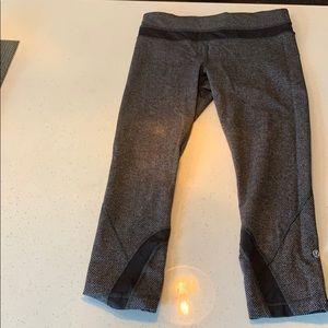 Lululemon 3/4 length leggings w/grey & black print